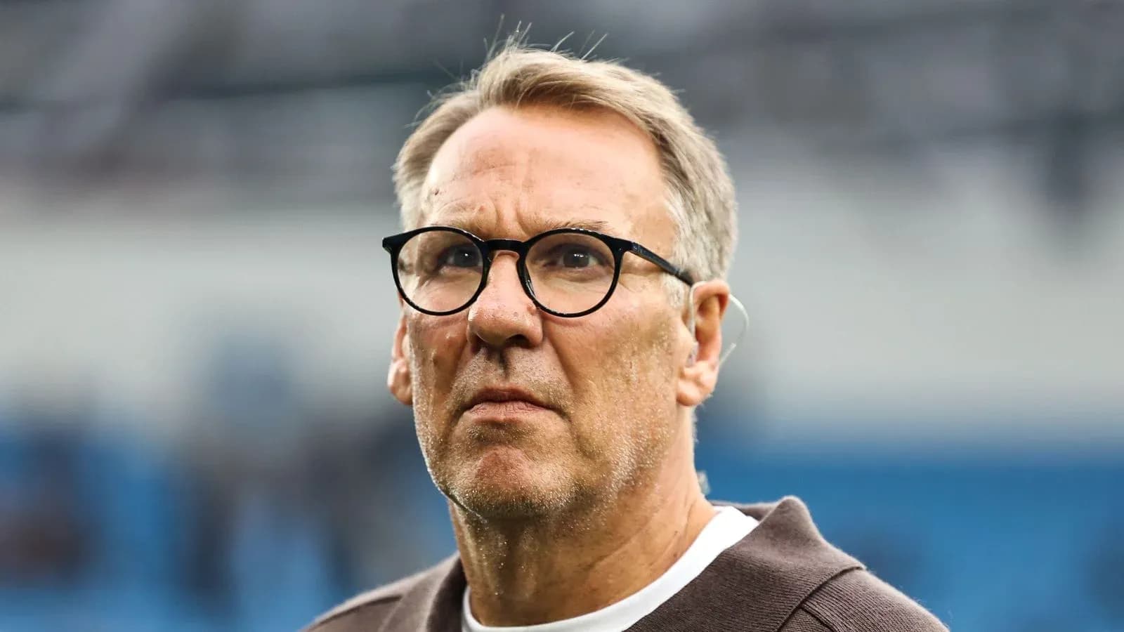 Hombre con gafas observando el campo de juego