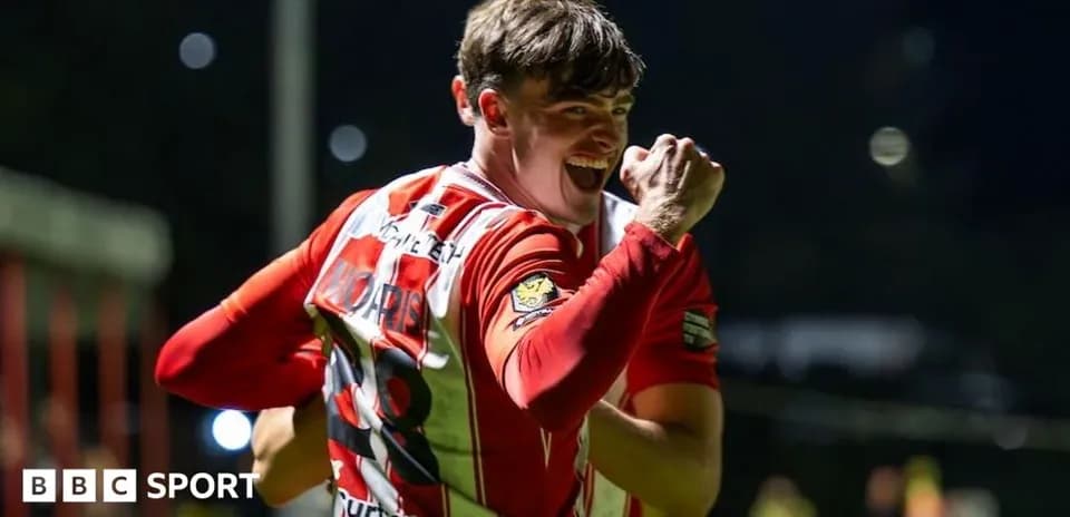 Jugador celebrando un gol con puño en alto