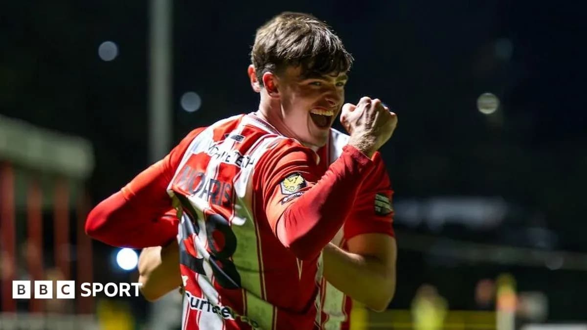 Jugador celebrando un gol con puño en alto