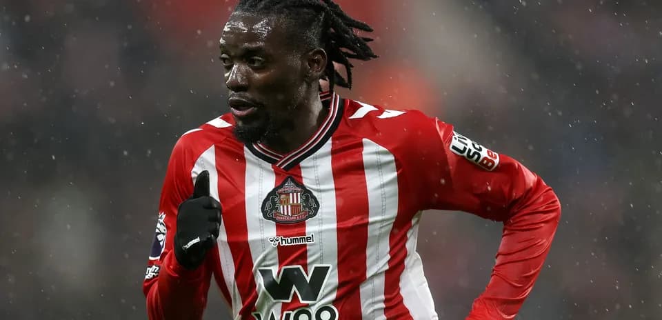 Jugador de Sunderland corriendo en un partido de fútbol
