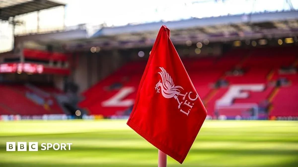 Esquina con bandera de Liverpool en Anfield