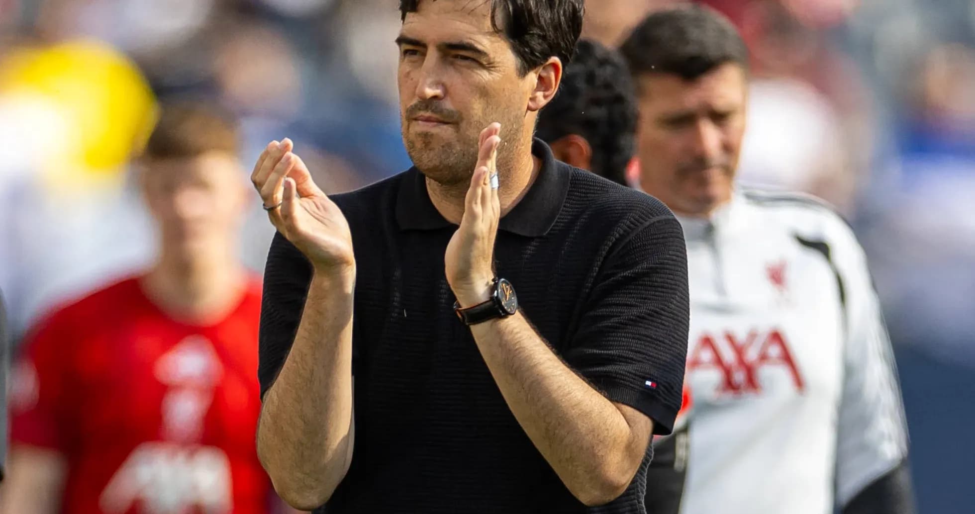 Entrenador aplaudiendo durante el partido en el campo