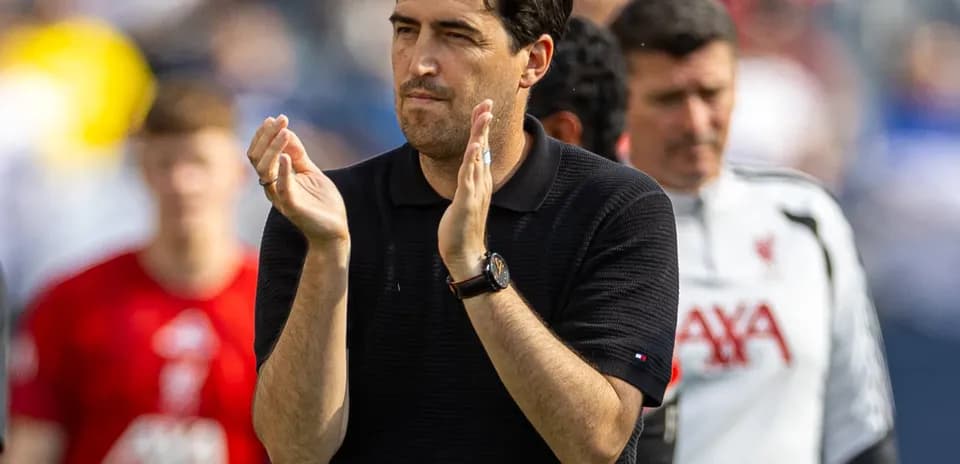 Entrenador aplaudiendo durante el partido en el campo