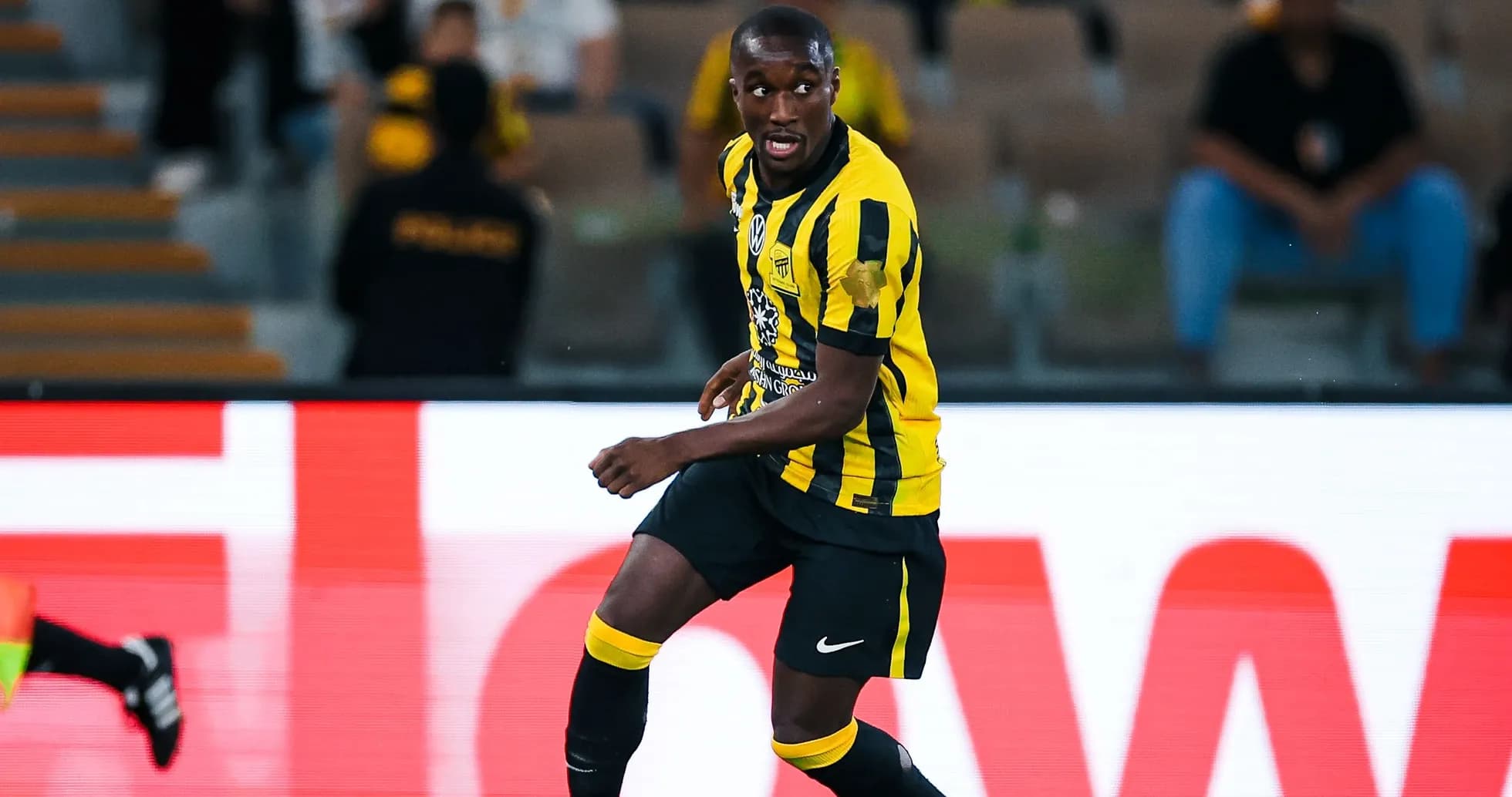 Jugador de Al Ittihad en acción durante el partido