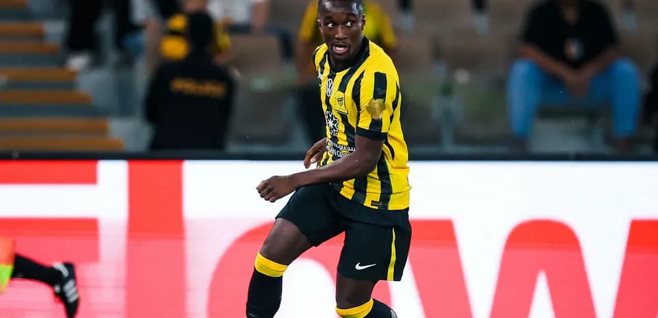 Jugador de Al Ittihad en acción durante el partido
