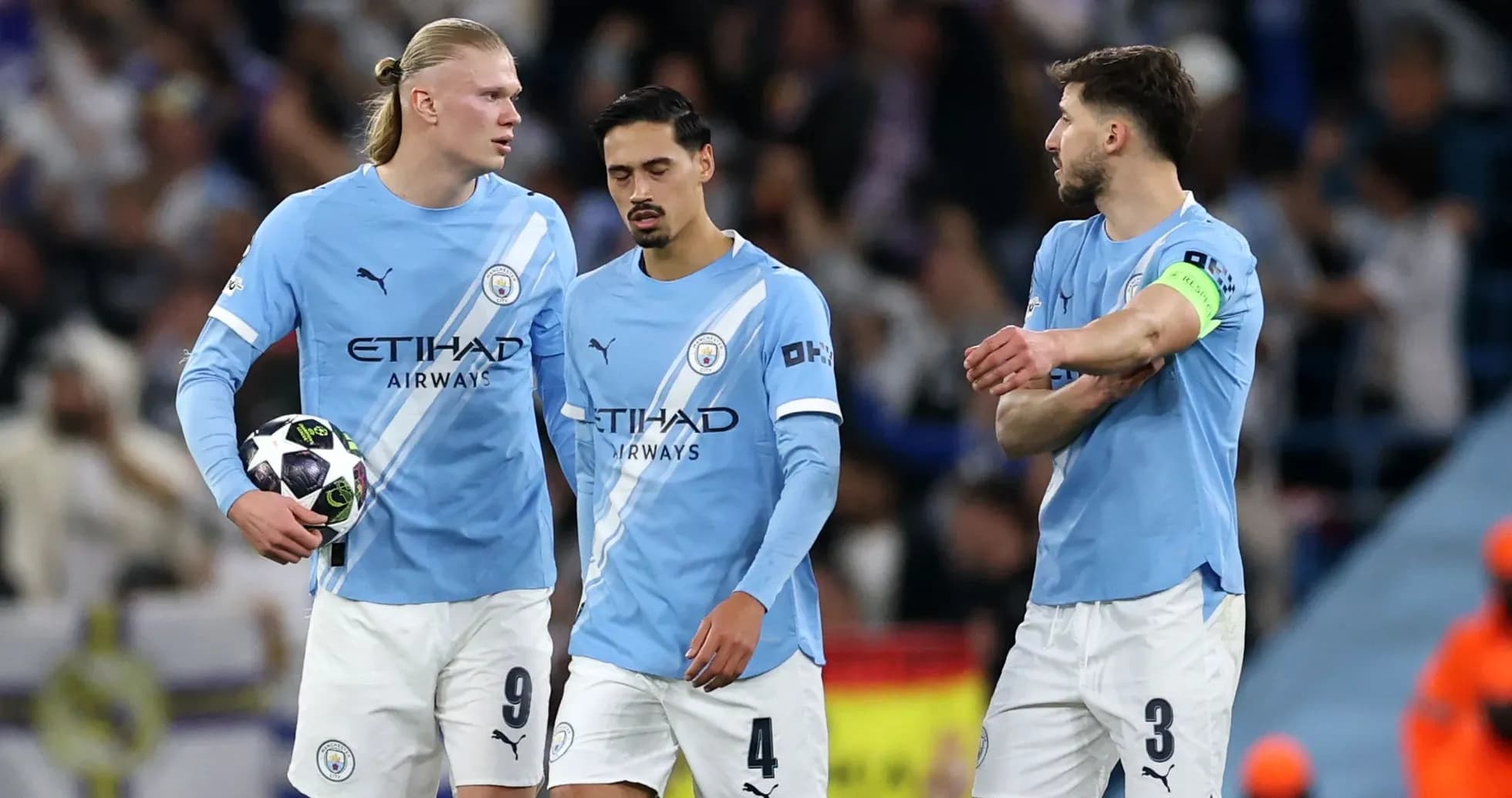 Jugadores de Manchester City en el campo tras partido