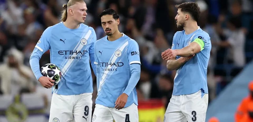 Jugadores de Manchester City en el campo tras partido