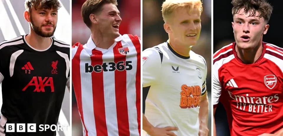 Cuatro jugadores de fútbol en diferentes camisetas de clubes