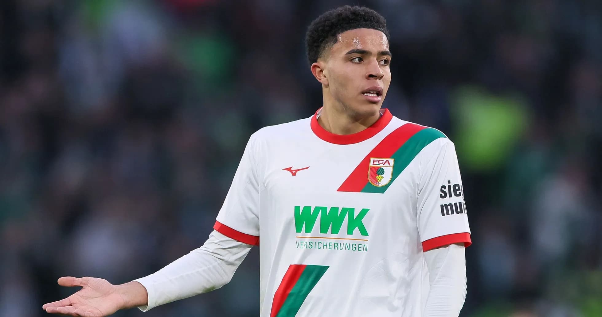 Jugador de fútbol en uniforme del FC Augsburg