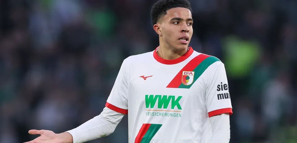 Jugador de fútbol en uniforme del FC Augsburg