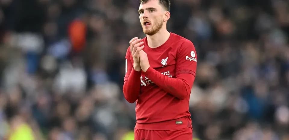 Jugador de Liverpool aplaudiendo en el campo