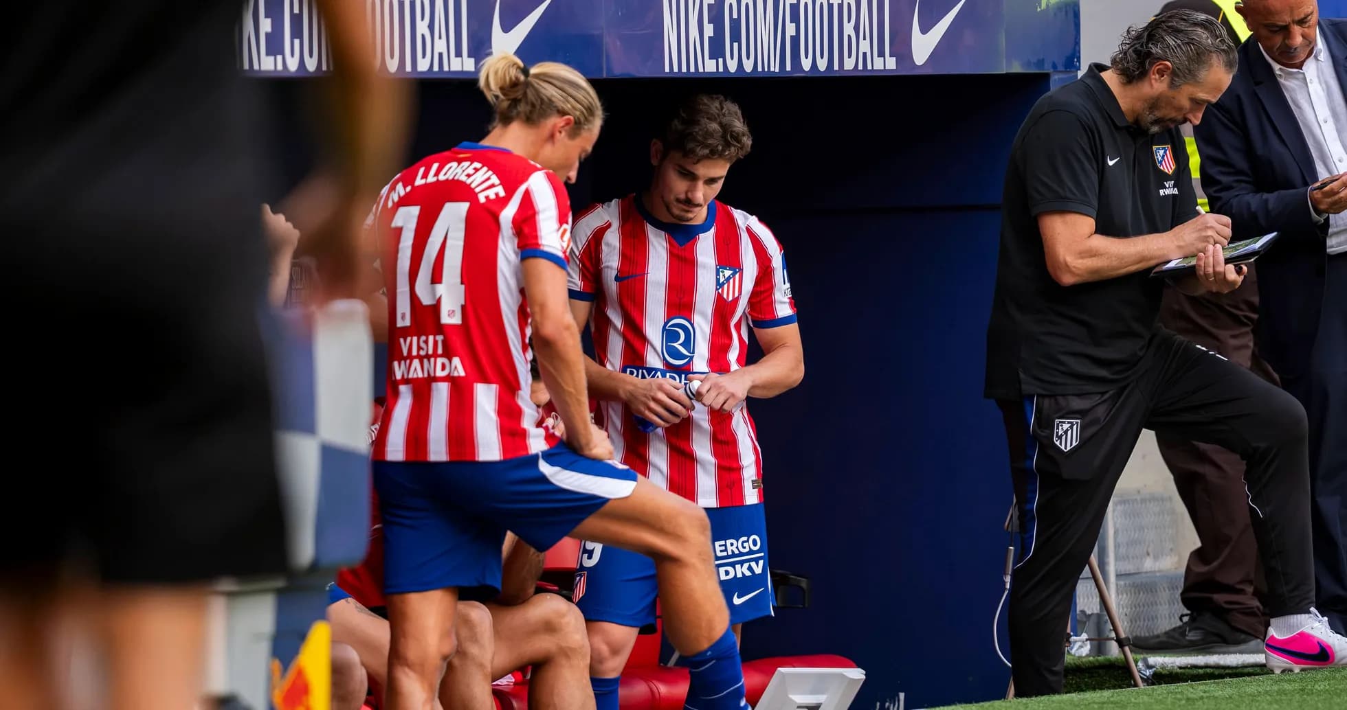 Jugadores y entrenador en el banquillo de Atlético