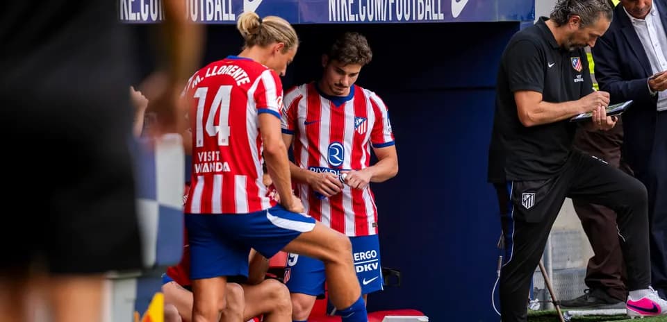 Jugadores y entrenador en el banquillo de Atlético