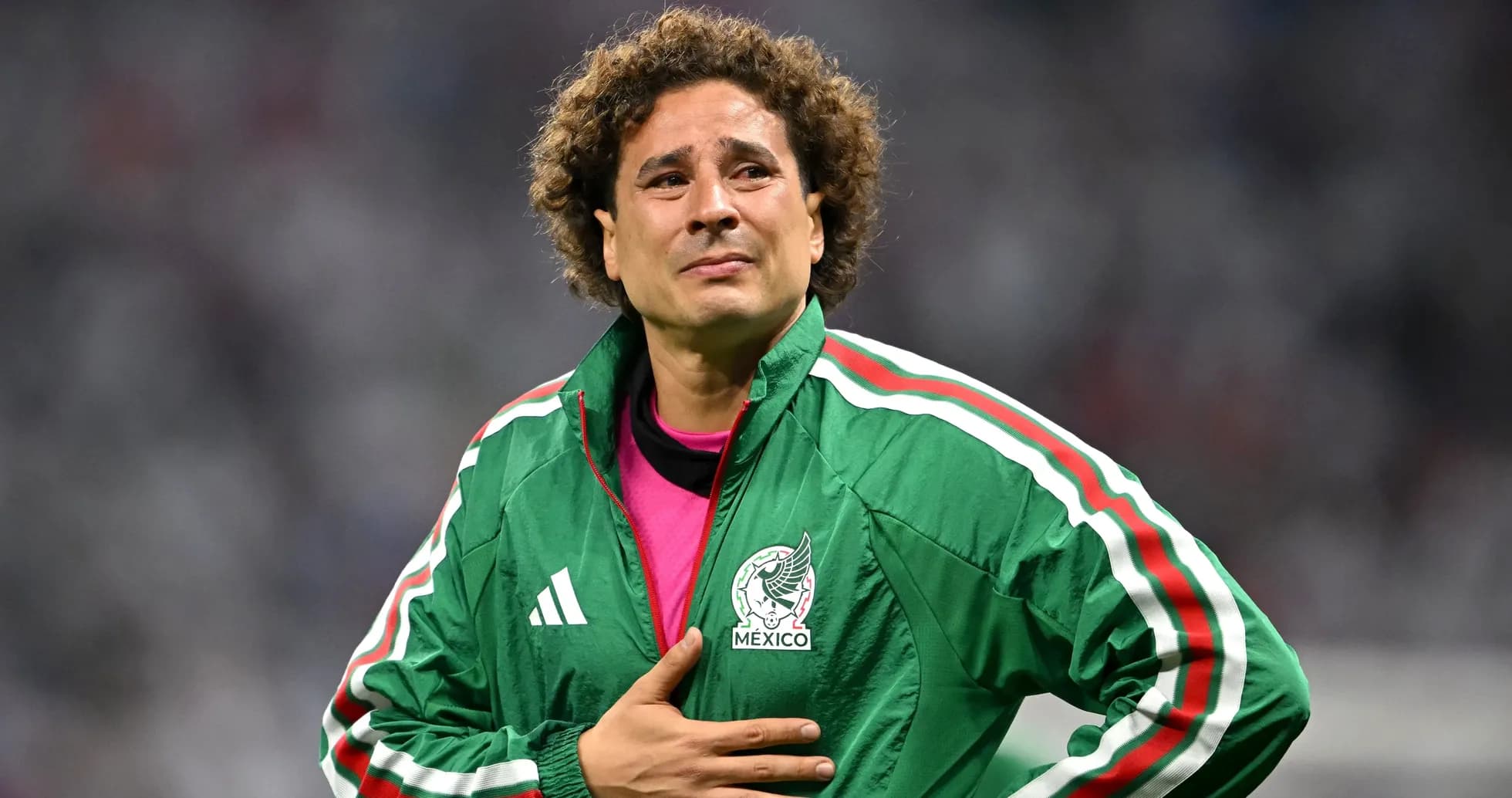 Portero mexicano con chaqueta verde en el campo