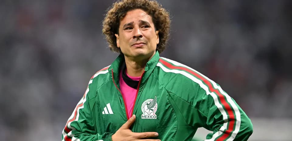 Portero mexicano con chaqueta verde en el campo