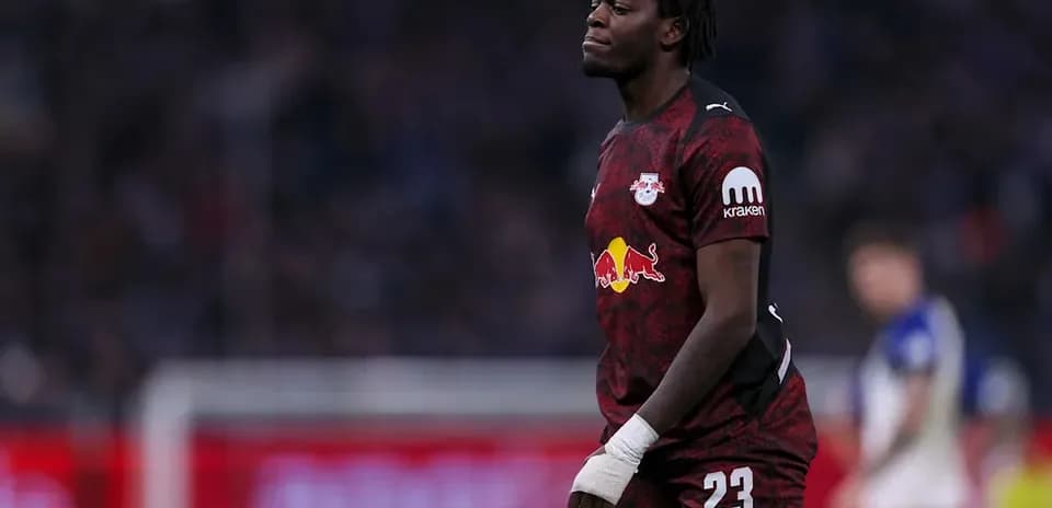 Jugador de RB Leipzig caminando en el campo