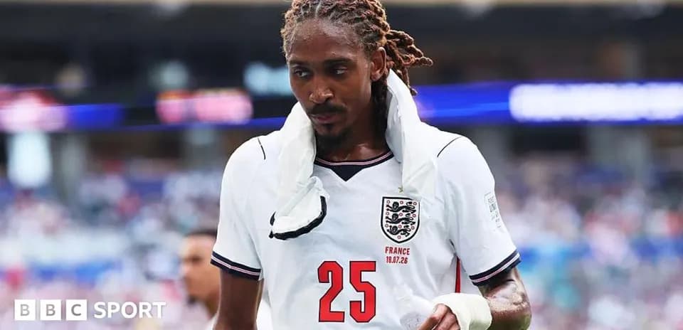 Jugador con camiseta de Inglaterra saliendo del campo