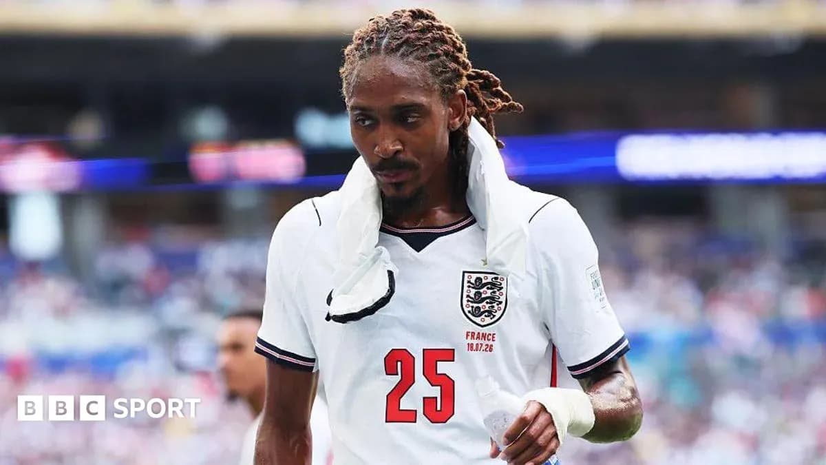 Jugador con camiseta de Inglaterra saliendo del campo