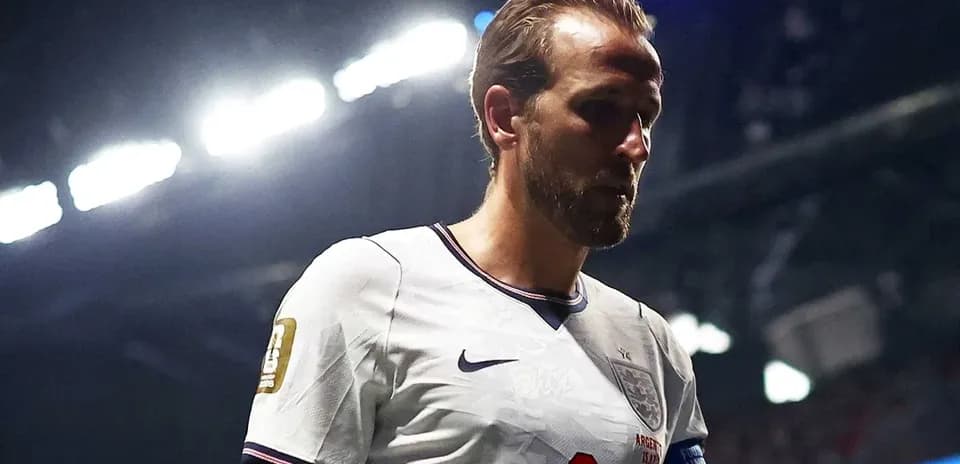 Jugador de Inglaterra saliendo del campo tras el partido