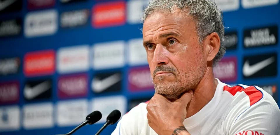 Entrenador en rueda de prensa con micrófonos
