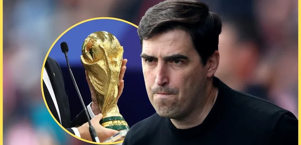 Entrenador con expresión seria y trofeo de Mundial