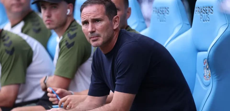 Entrenador observando desde el banquillo durante el partido