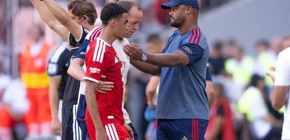 Jugador de Bayern Munich siendo atendido por el cuerpo técnico