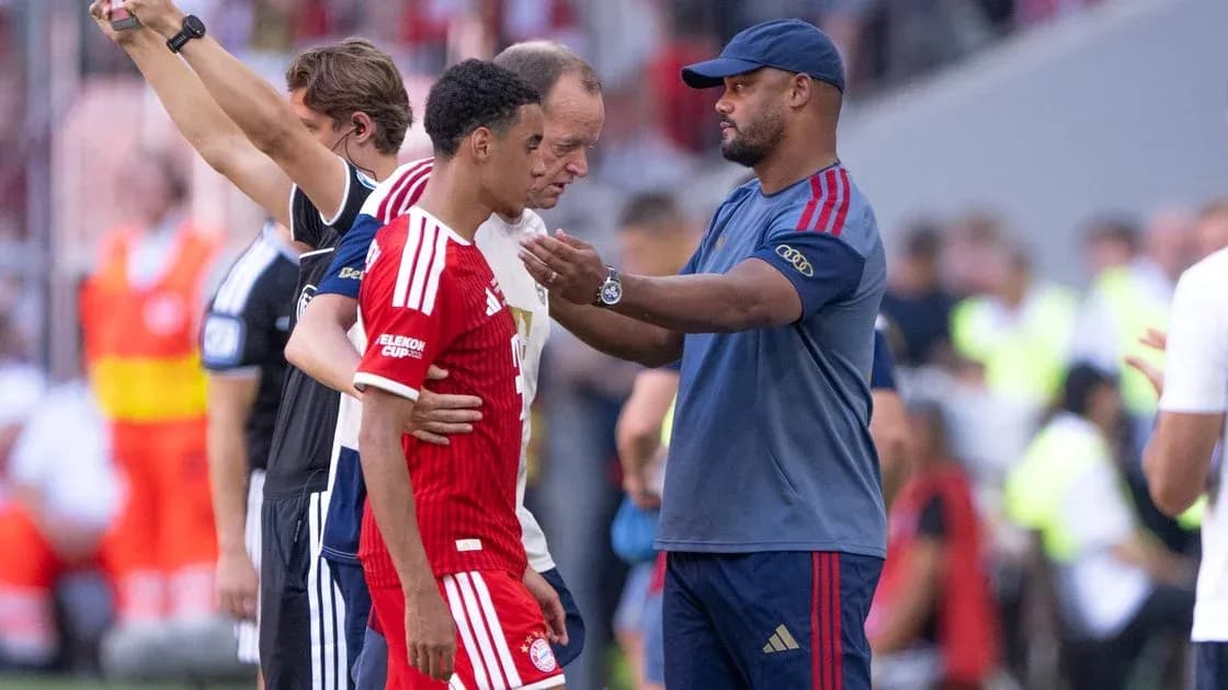 Jugador de Bayern Munich siendo atendido por el cuerpo técnico