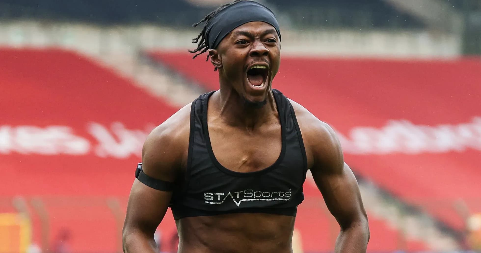 Jugador entrenando y celebrando en el campo