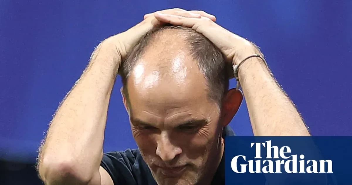 Entrenador con manos en la cabeza durante el partido