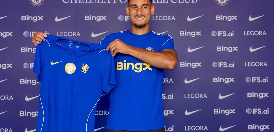 Jugador sosteniendo camiseta de Chelsea en presentación