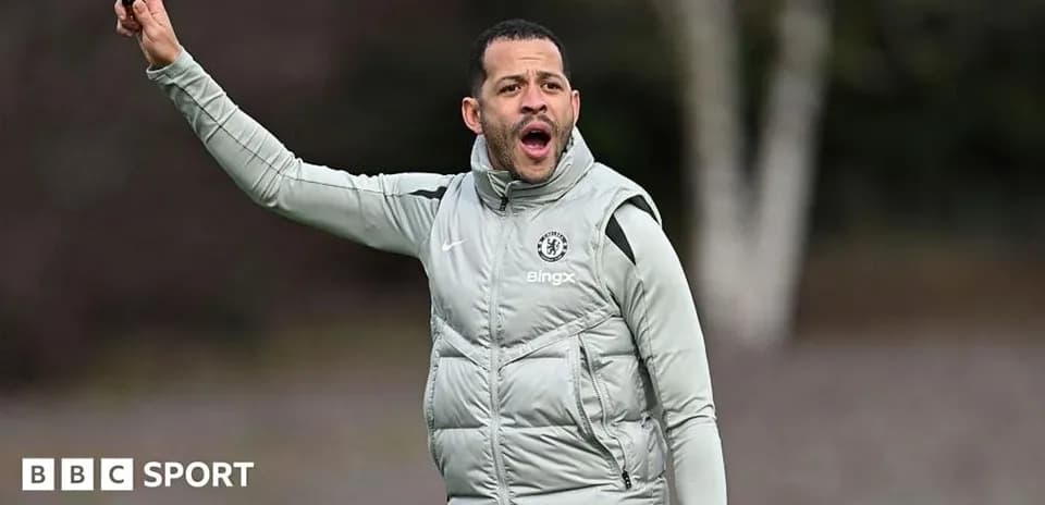 Entrenador dirigiendo en sesión de entrenamiento