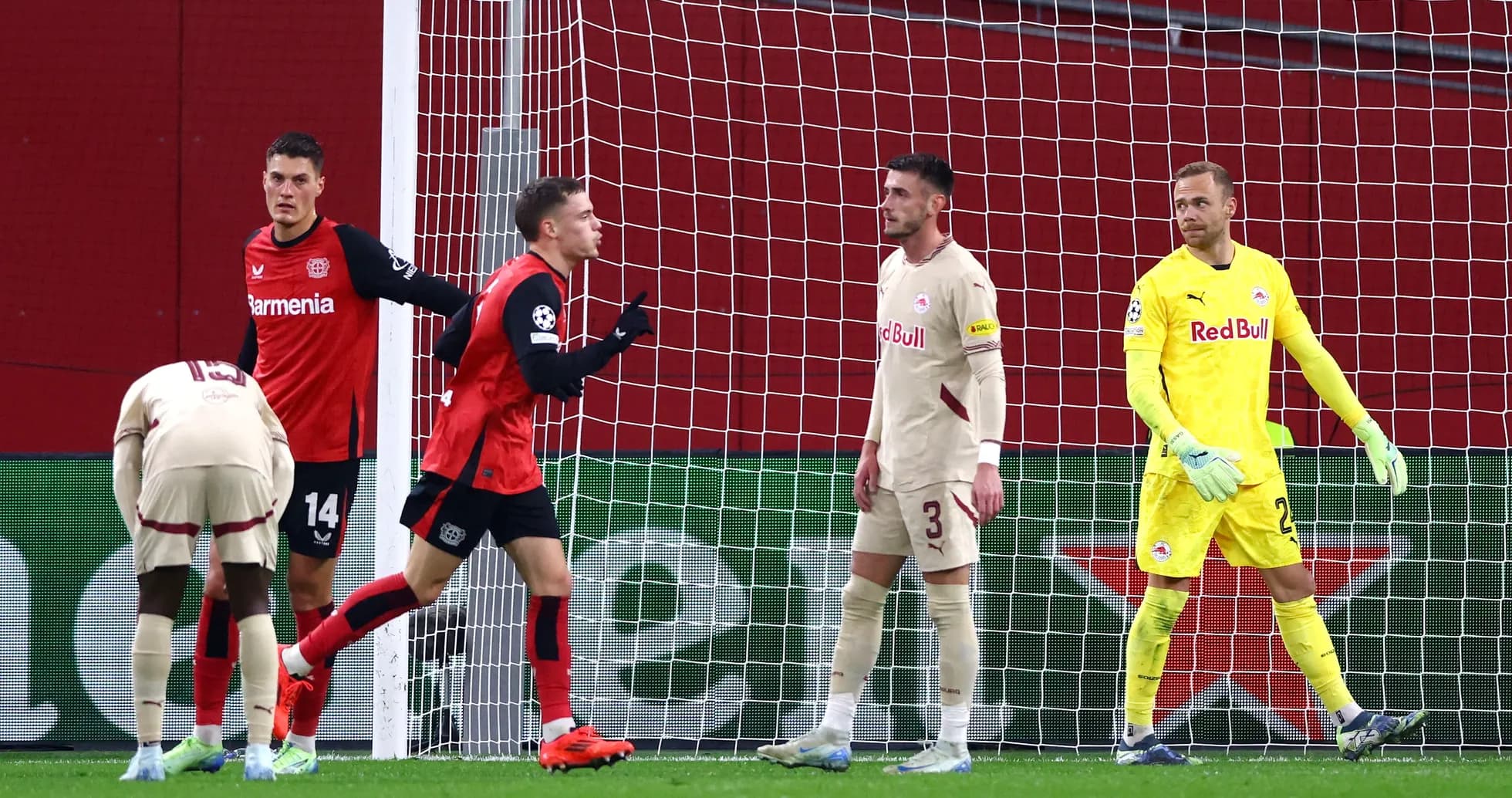 Jugadores de Bayer Leverkusen celebrando un gol