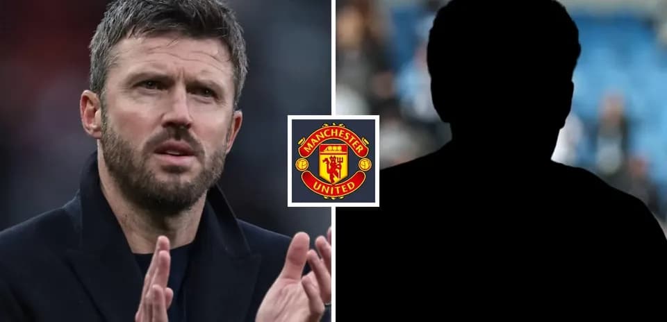Michael Carrick gesticulando con el escudo de Manchester United