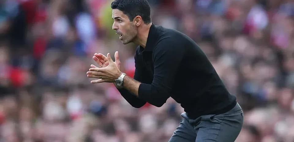 Entrenador dirigiendo desde la línea de banda