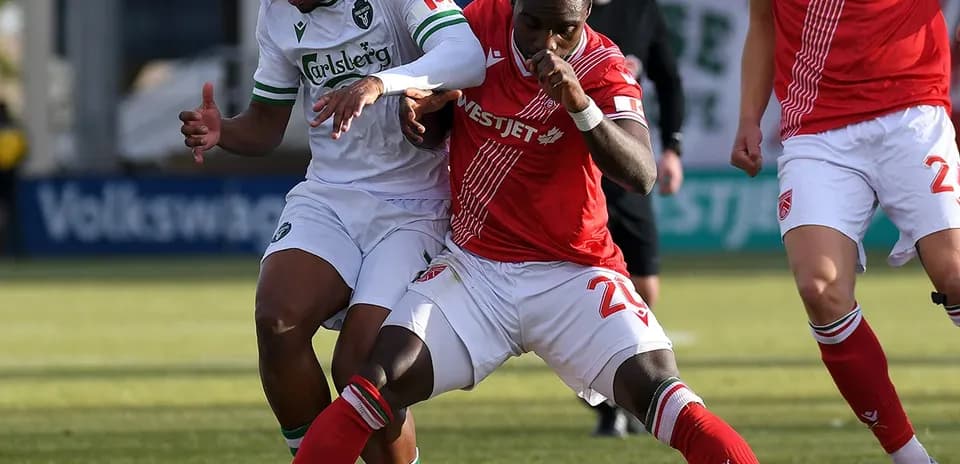 Jugadores de York United y Cavalry FC en acción