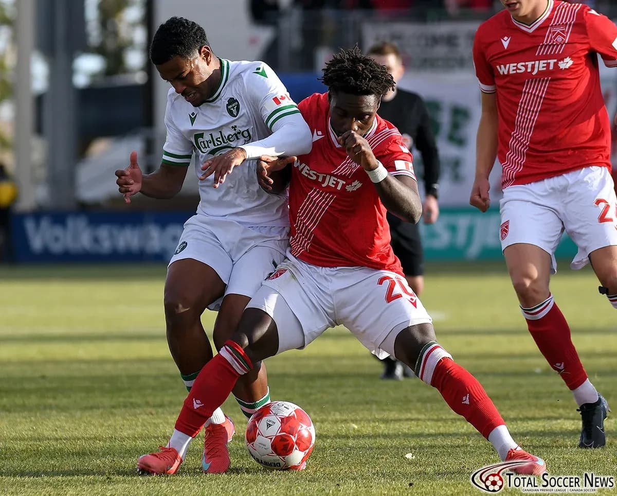 Jugadores de York United y Cavalry FC en acción