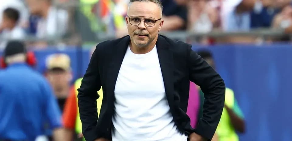 Entrenador caminando por la línea de banda
