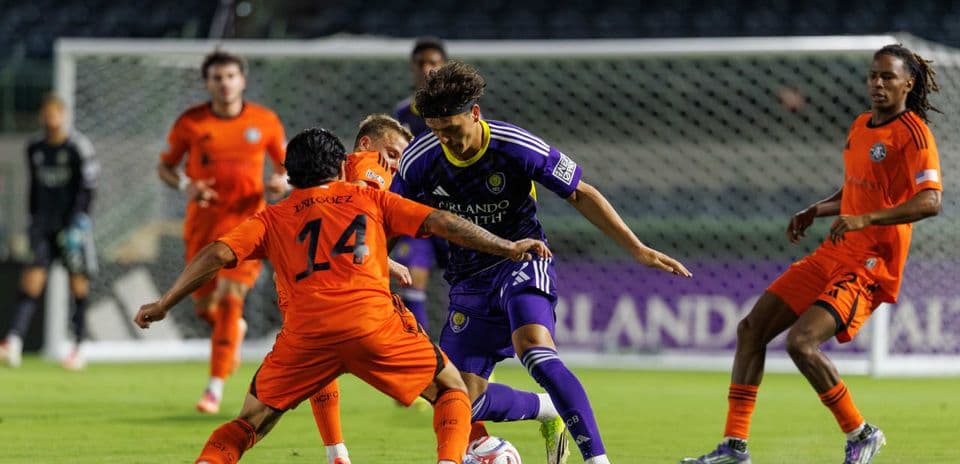 Jugador de Orlando City II driblando a rival