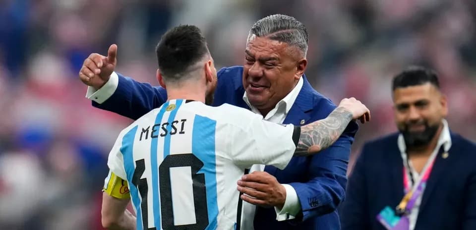 Lionel Messi abrazando a un oficial tras el partido