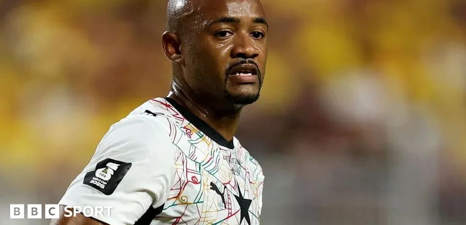 Jugador de fútbol con camiseta de Ghana en el campo