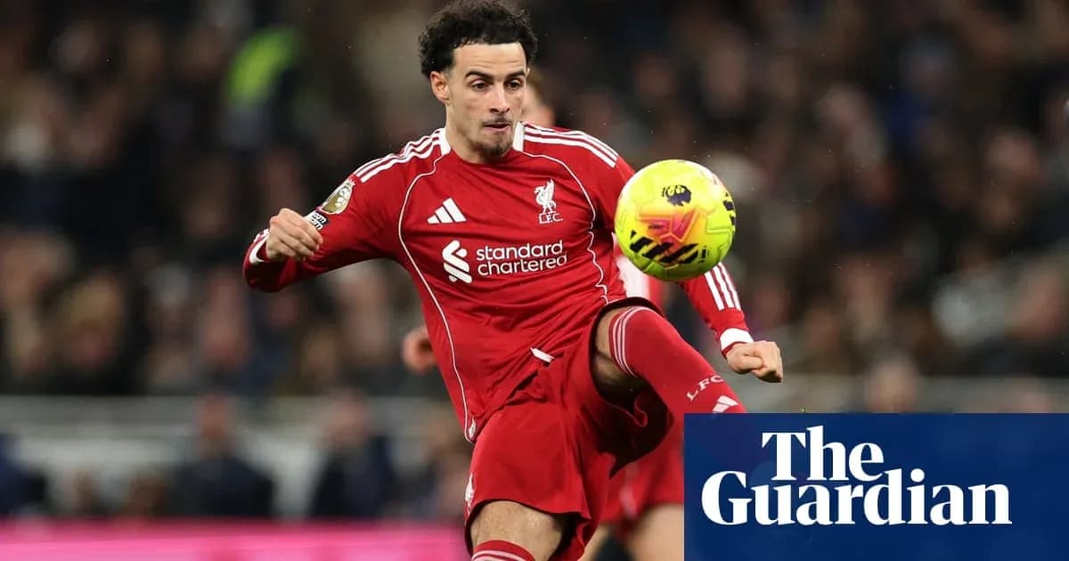 Jugador de Liverpool controlando el balón en el partido