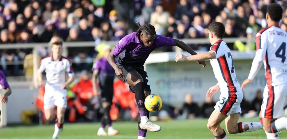 Jugador de Fiorentina controlando el balón