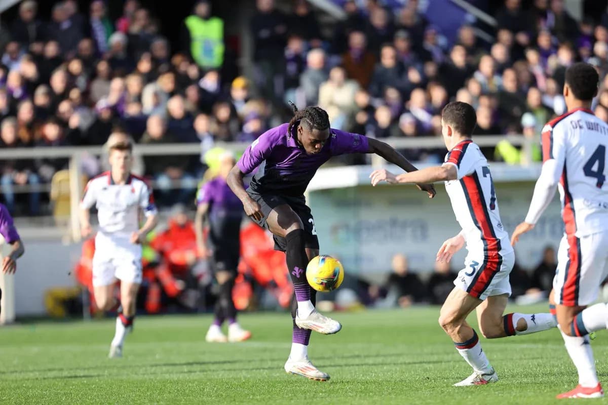 Jugador de Fiorentina controlando el balón