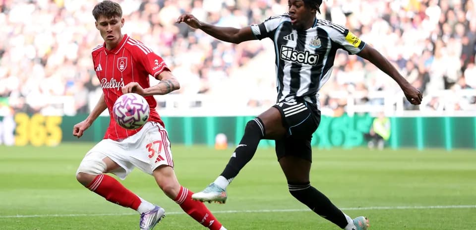 Jugador de Nottingham Forest disputando el balón
