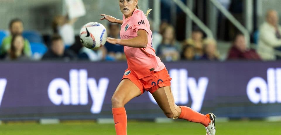 Jugadora del North Carolina Courage corriendo con el balón