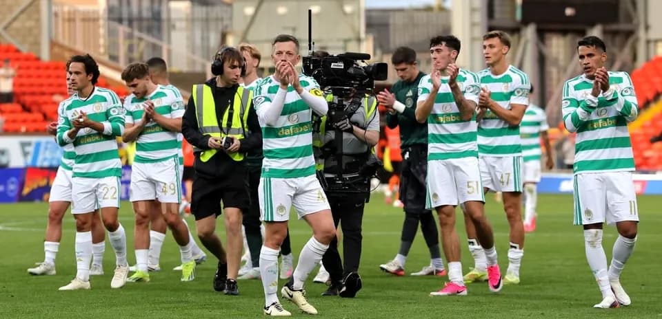 Jugadores de Celtic aplaudiendo al final del partido