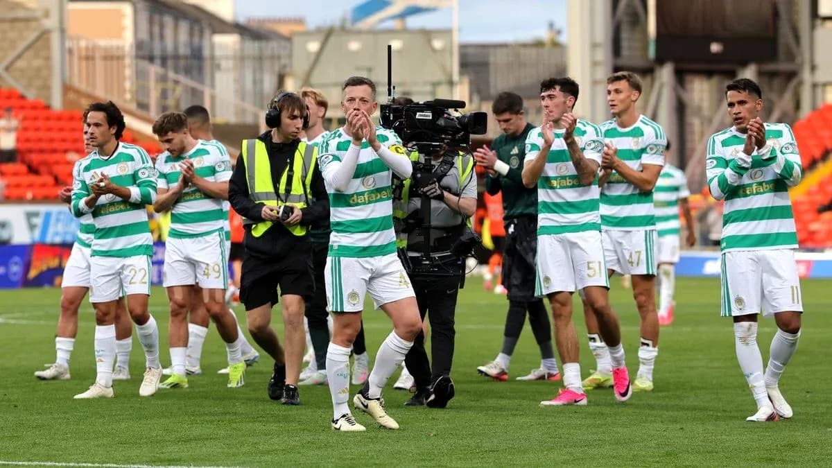 Jugadores de Celtic aplaudiendo al final del partido