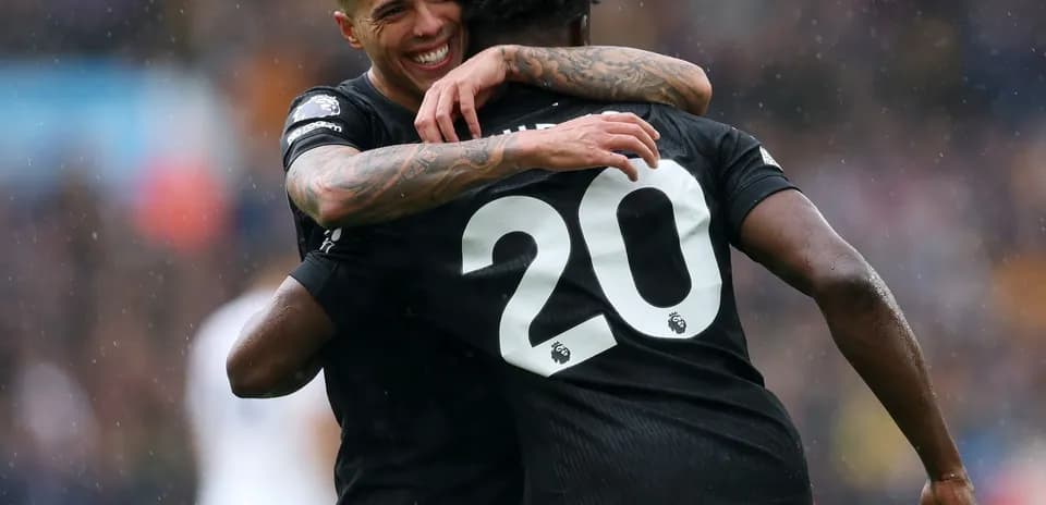 Jugadores celebrando un gol en partido