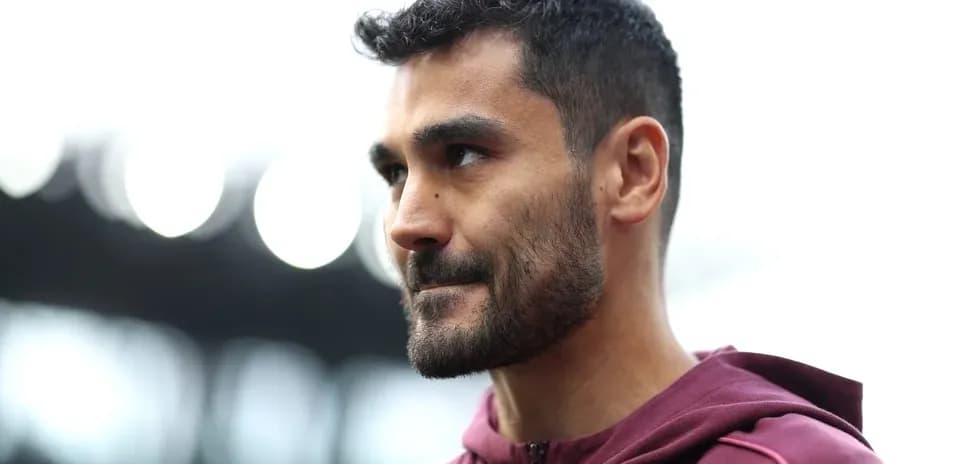 Jugador mirando hacia un lado en el estadio